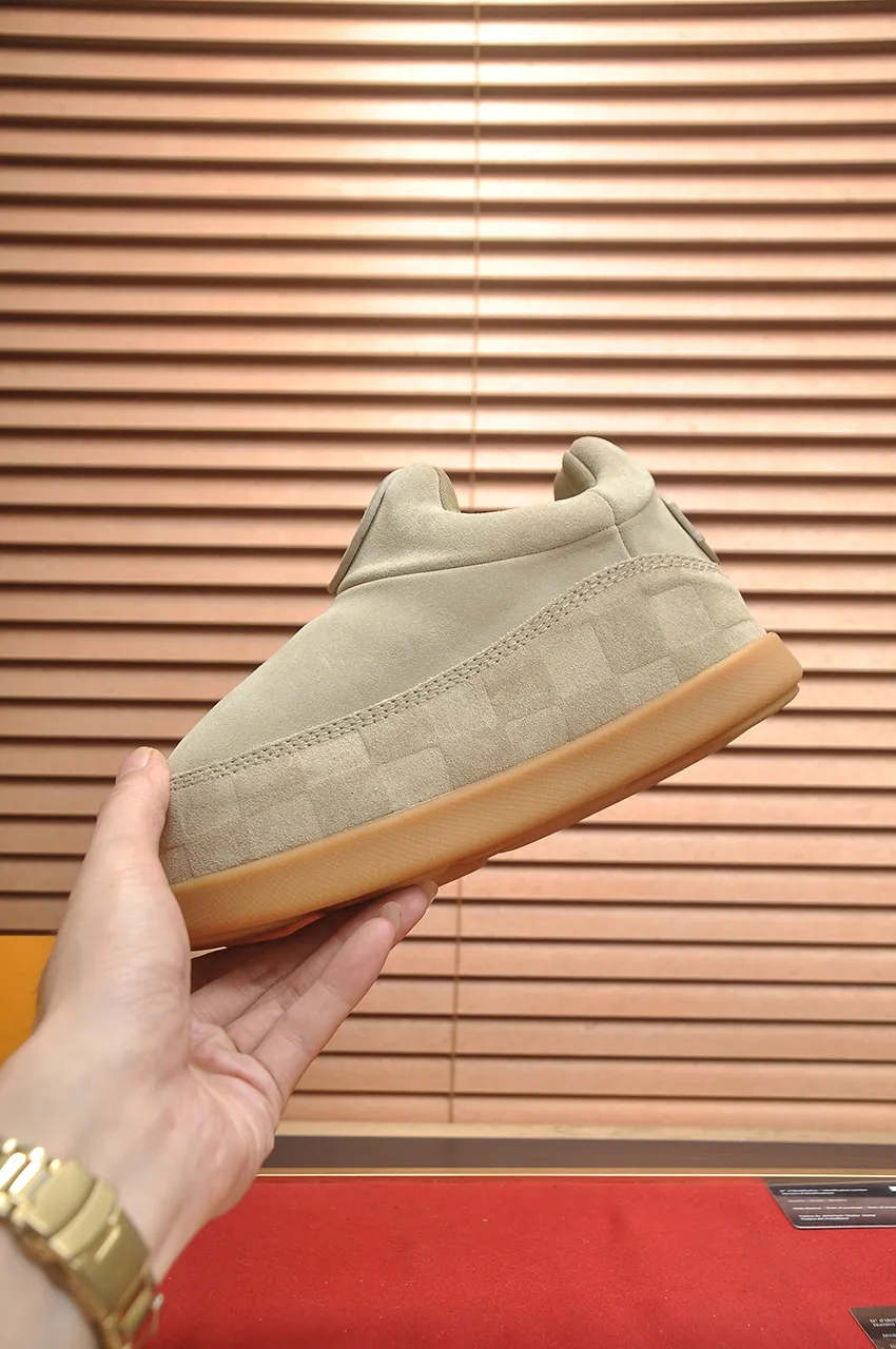 Men's men's shoes💰700💶 🔥New style🔥 LV co-branded nigo, ugly and cute😍Many Internet celebrities have put on their shoes, classic and versatile items.  ❄️Fabric: Imported high mercerized cow suede. ❄️Inner lining: high-grade elastic mesh, ❄️Outsole: original molded outsole, palm print rubber outsole with hidden L letter and Monongram flower ❄️Size: Female 35-41 (Female 41 customized), Male 39-46 (45-46 customized)